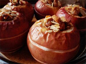 Les pommes au four avec des fruits secs sont un dessert au menu diététique après l'ablation de la vésicule biliaire
