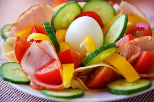 Salade de légumes dans le menu diététique aux œufs et à l'orange pour perdre du poids