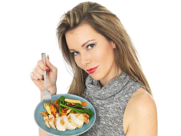 fille mangeant du poulet avec des légumes pour perdre du poids